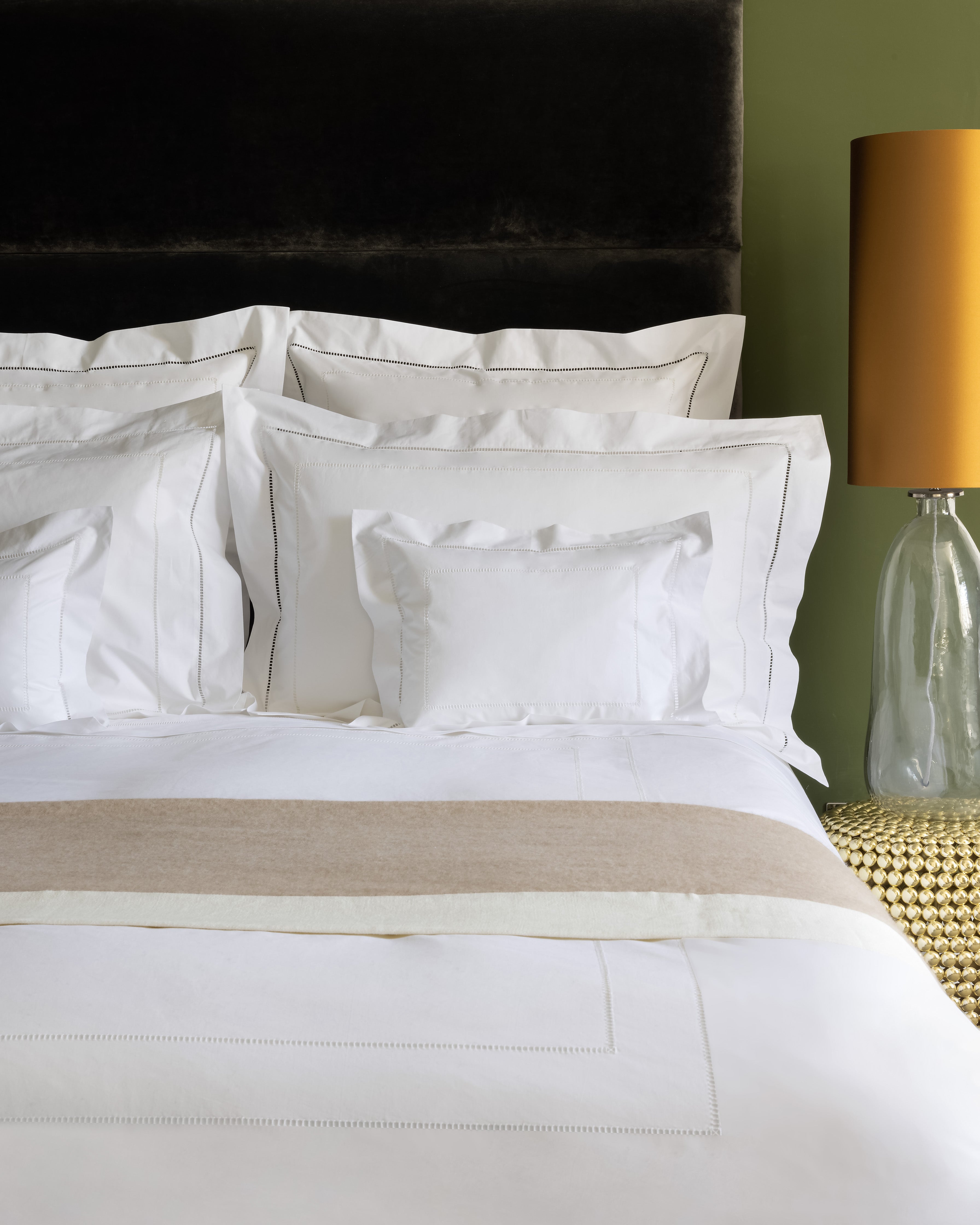 Les Jours in White with Cashlinen throw
