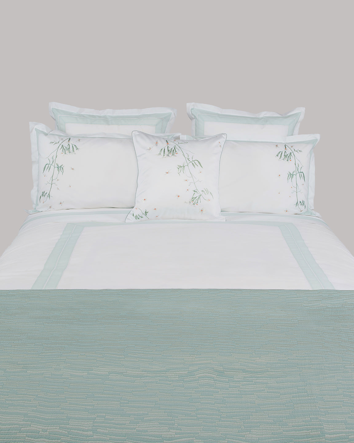 Bed shown with Le Voile & Nuage blanket cover